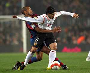 Banega intenta avanzar, pese a la oposición de Henry, durante el Barcelona-Valencia de Copa. (Foto: EFE)