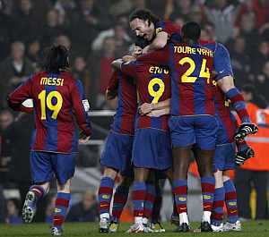Los jugadores del Barcelona celebran el gol del empate ante el Valencia. (Foto: AFP)
