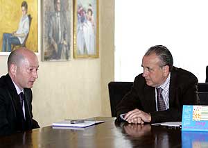 Fernando Roig charla con Orfeo Surez. (Foto: Eugenio Torres)