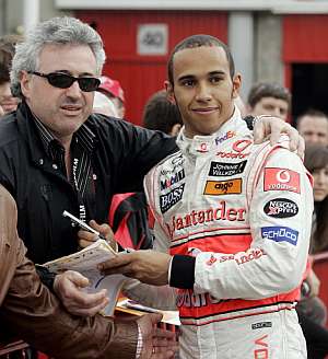 Lewis Hamilton, junto a un aficionado en Montmel. (Foto: AFP PHOTO/JOSEP LAGO)