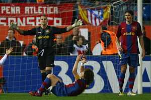 Valds, Puyol y Edmilson lamentan un gol encajado por el Barcelona en el Vicente Caldern. (Foto: AFP)