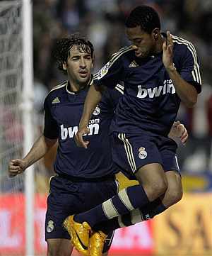 Robinho celebra un gol junto a Ral. (Foto: REUTERS)