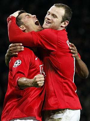 Cristiano Ronaldo es felicitado por Rooney. (AP)