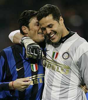 Zanetti celebra con Julio Cesar el triunfo del Inter. (Foto: AP)