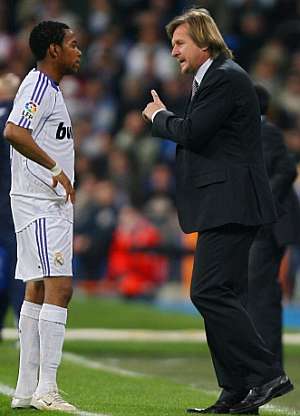 Schuster da instruccciones a Robinho. (AFP)