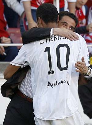 Luis Fabiano se abraza a Manolo Jiménez tras el segundo gol. (Foto: EFE)