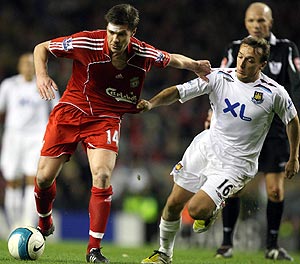 Xai Alonso, en accin, en un partido de Liverpool. (AFP)