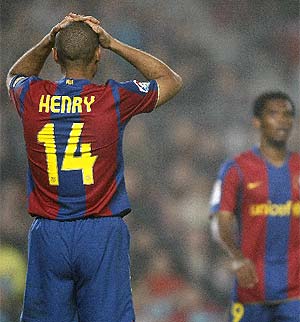 Henry se lamenta durante el partido de Copa ante el Zaragoza. (Foto: REUTERS)