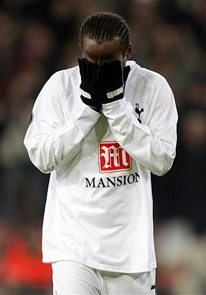 Pascal Chimbonda lamenta el fallo que le costó la eliminación al Tottenham en Eindhoven. (Foto: AP)