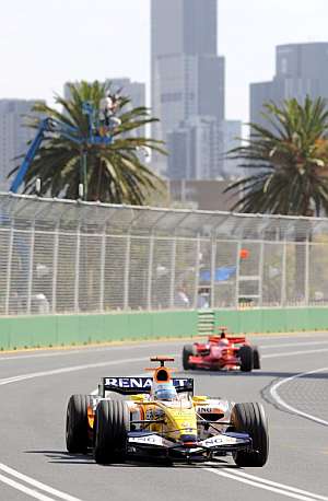 Fernando Alonso, por delante de Kimi Raikkonen en los entrenamientos libres. (Foto: EFE)