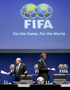 El presidente de la FIFA Joseph Blatter (i) y su secretario general, Jerme Valckem, en la sede del organismo. (Foto: EFE)