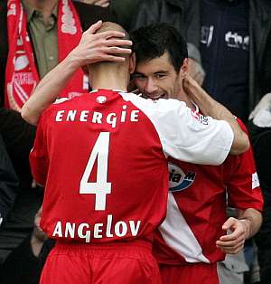 Angelov felicita a Jelic tras uno de sus goles al Bayern. (Foto: AFP)