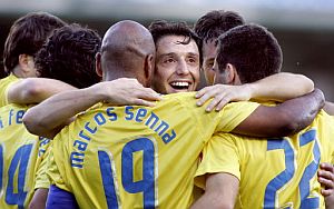 Los jugadores del Villarreal celebran el segundo gol marcado por Rossi de penalti. (Foto: AFP)