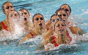 Las nadadoras espaolas durante su actuacin en la final por equipos. (Foto: AP)