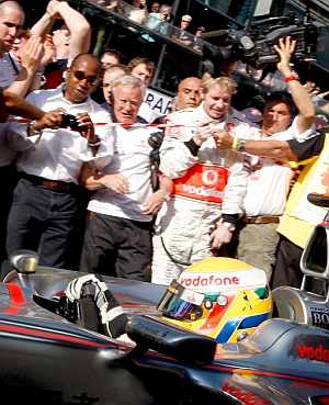 La gente de McLaren recibe a Hamilton tras su triunfo en Melbourne. (Foto: EFE)