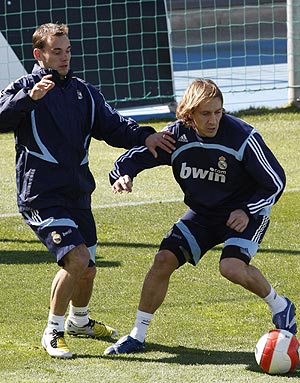 Mchel Salgado (dcha.), junto a Wesley Sneijder en un entrenamiento. (EFE)