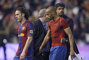 Rijkaard, junto a Milito y Henry, tras el partido en Mestalla. (Foto: AP)