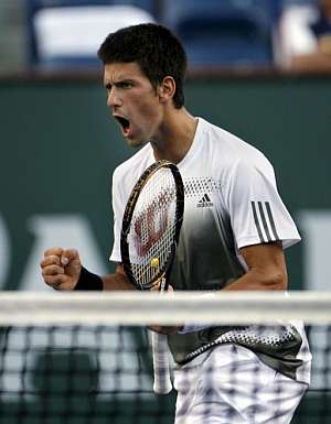 Novak Djokovic celebra un punto ante Guillermo Caas. (Foto: EFE)