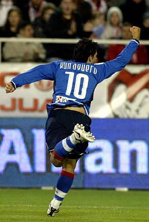 Agero celebra el segundo gol. (Foto: AFP)