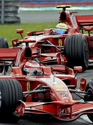 Kimi Raikkonen, por delante de Felipe Massa. (Foto: AFP)