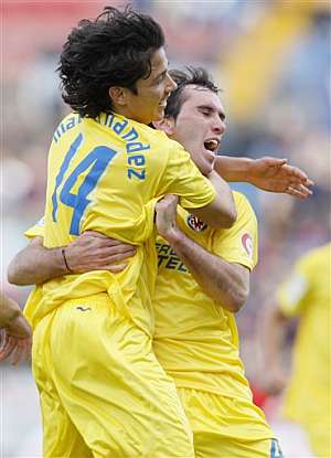 Matas Fernndez y Godn celebran el primer gol del Villarreal. (Foto: AP)