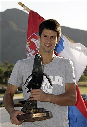 Djokovic posa con el trofeo de Indian Wells y la bandera de Serbia al fondo. (Foto: AP)