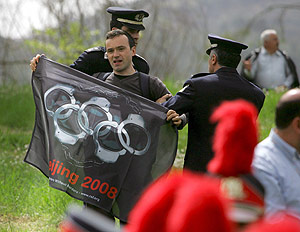 Un activista protesta contra los Juegos durante la ceremonia de encendido de la antorcha olmpica (Foto: EFE)