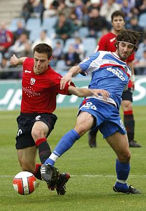 Granero (d) trata de robar el baln al jugador de Osasuna, Azpilicueta. (Foto: EFE)