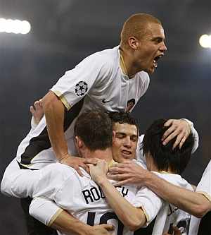 Los jugadores del Manchester celebran el gol de Cristiano. (Foto: AP)