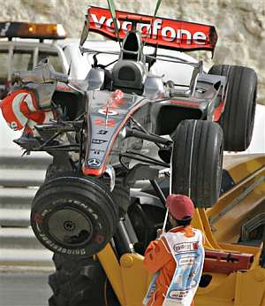 El coche de Lewis Hamilton tras el accidente. (Foto: AP)