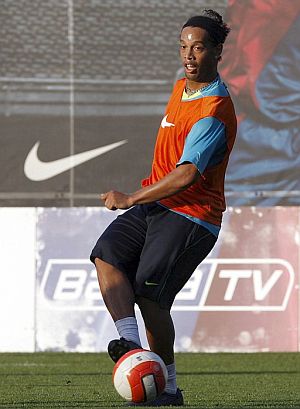 Ronaldinho, este jueves, en el que pudiera ser su ltimo entrenamiento con el grupo en el Bara. (Foto: EFE)