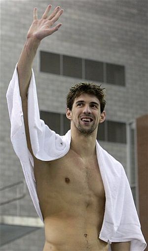 Phelps saluda en el podio de 100 mariposa. (Foto: AP)