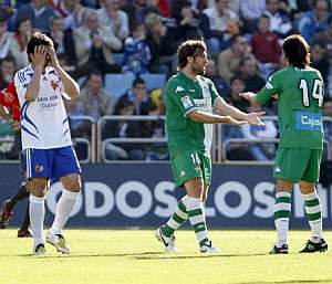 Capi y Pavone celebran un gol del Betis ante la desolacin de Ayala. (Foto: EFE)