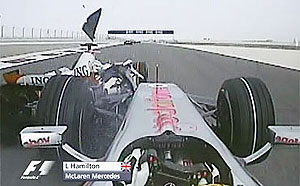 Hamilton arrolla a Alonso en la salida. (Tele 5)