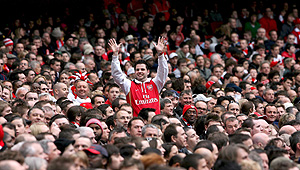 Un aficionado del Arsenal, en la grada de Anfield. (Foto: EFE)