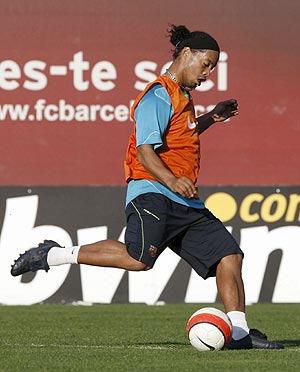 Ronaldinho, durante un entrenamiento en Barcelona. (Foto: EFE)