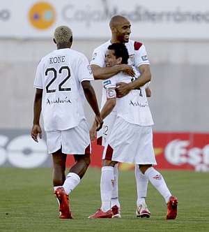 Kanute y Kone felicitan a Alves por su golazo. (Foto: EFE)
