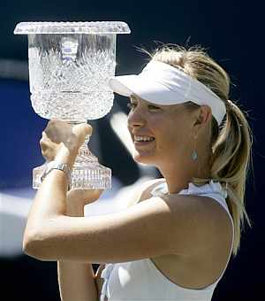 Sharapova levanta el trofeo. (Foto: AP)