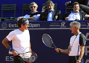 Jos Higueras, junto a Federer. (Foto: AP)