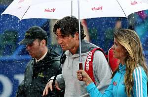 Federer, bajo la lluvia durante una de las interrupciones. (Foto: AP)