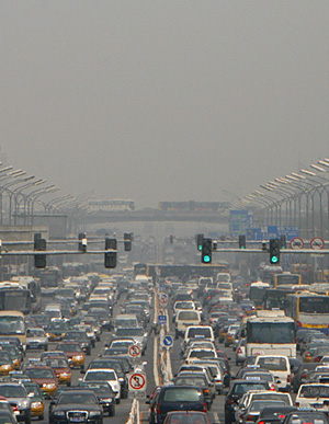 Los atascos y la polucin en Pekn. (REUTERS)