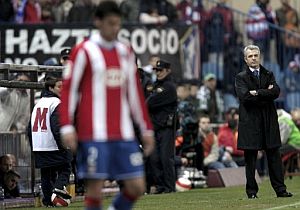 Aguirre, en la banda durante el encuentro ante el Betis. (Foto: EFE)