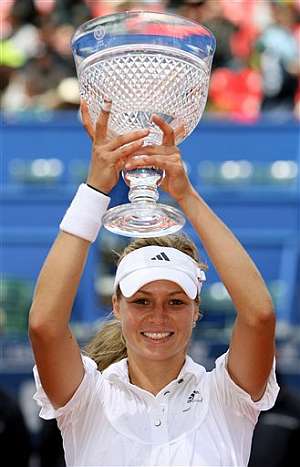 Maria Kirilenko levanta el trofeo. (Foto: AP)