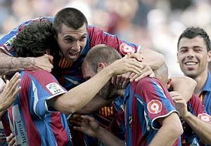 Los jugadores del Levante celebran uno de los goles. (Foto: EFE)