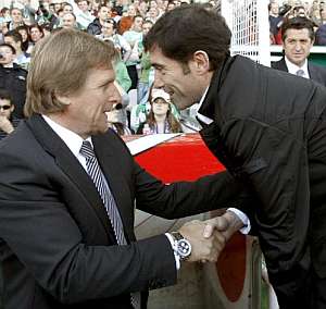 Marcelino saluda a Schuster antes del partido. (Foto: EFE)