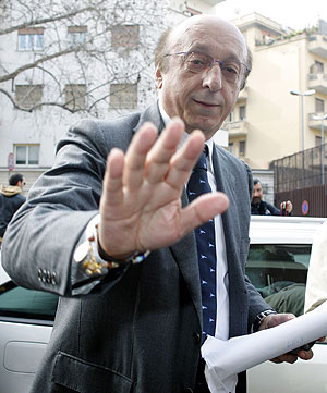 Luciano Moggi, llegando a los juzgador por su implicacin en el escndalo de fraude deportivo. (Foto: Reuters)