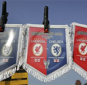Banderines conmemorativos a la venta en las calles de Liverpool. (Foto: AFP)