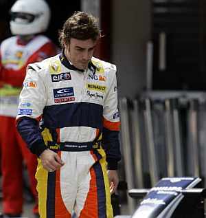 Alonso, en el 'paddock' tras el abandono. (Foto: AFP)