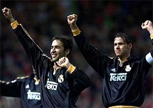Ral y Redondo celebran la victoria en Old Trafford en el ao 2000. (Foto: AP)