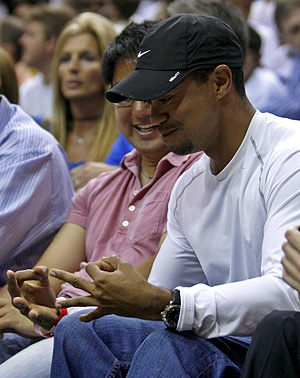 Tiger Woods intenta imitar el gesto de triple de José Manuel Calderón. (Foto: REUTERS)